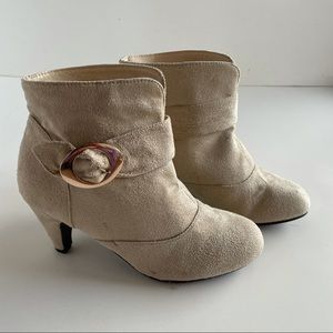 ⚫️🖤◾️”STUNNING” ◾️🖤⚫️  CREAMY BEIGE SUEDE HEELS BY RUE 21 . . . GOLD ACCENTED